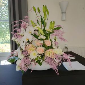 Composition en hauteur pastel avec orchidée