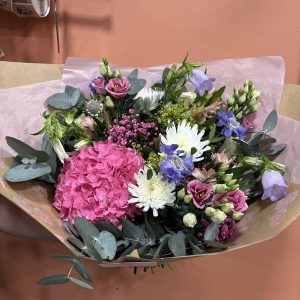Bouquet de fleurs champêtre tons parme et rose
