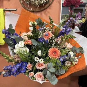 Bouquet champêtre dans les tons orange et violet